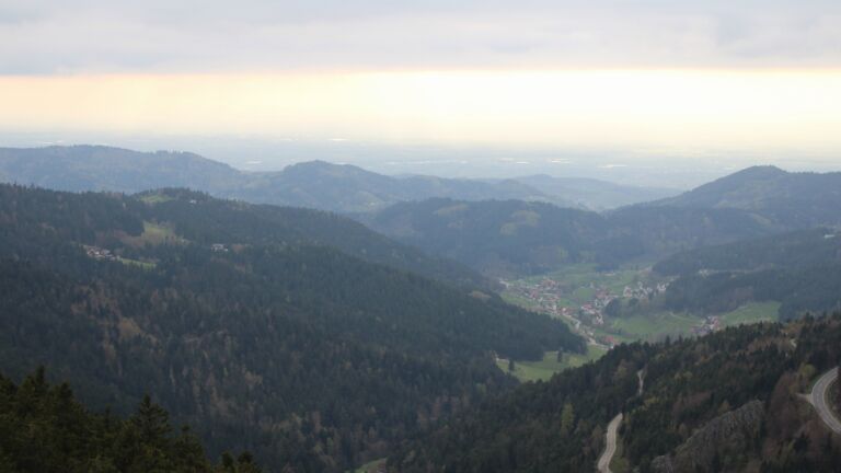 Dieses Bild zeigt eine Webcam-Aufnahme vom Achertal, aufgenommen am Mittwoch, den 15.04.2026 um 18:50 Uhr. Die Temperatur betrug 8.5°C.