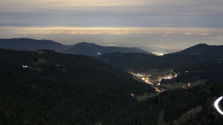 Dieses Bild zeigt eine Webcam-Aufnahme vom Achertal, aufgenommen am Mittwoch, den 03.12.2025 um 18:30 Uhr. Die Temperatur betrug 4.6°C.