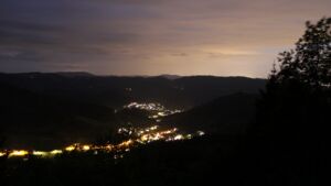 Dieses Bild zeigt eine Webcam-Aufnahme vom Achertal, aufgenommen am Mittwoch, den 20.05.2026 um 22:30 Uhr. Die Temperatur betrug 12.3°C.