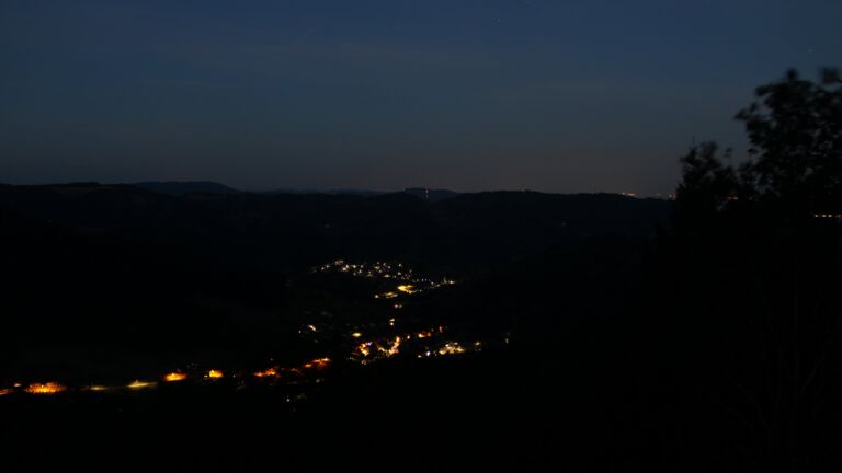 Dieses Bild zeigt eine Webcam-Aufnahme vom Achertal, aufgenommen am Sonntag, den 23.08.2026 um 05:30 Uhr. Die Temperatur betrug 12.5°C.