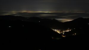 Dieses Bild zeigt eine Webcam-Aufnahme vom Achertal, aufgenommen am Freitag, den 12.12.2025 um 20:30 Uhr. Die Temperatur betrug 10.7°C.