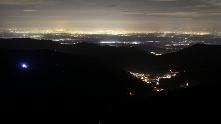 Dieses Bild zeigt eine Webcam-Aufnahme vom Achertal, aufgenommen am Mittwoch, den 17.12.2025 um 19:30 Uhr. Die Temperatur betrug 6.1°C.