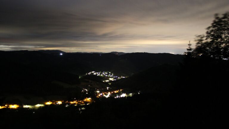 Dieses Bild zeigt eine Webcam-Aufnahme vom Achertal, aufgenommen am Donnerstag, den 04.06.2026 um 02:50 Uhr. Die Temperatur betrug 13.5°C.