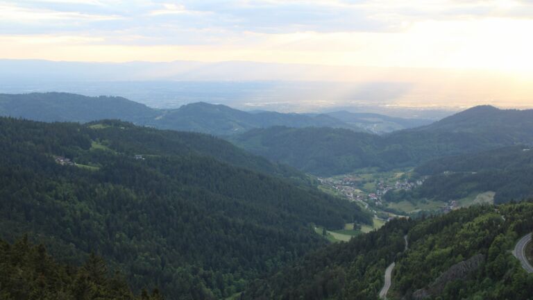 Dieses Bild zeigt eine Webcam-Aufnahme vom Achertal, aufgenommen am Freitag, den 16.05.2025 um 20:20 Uhr. Die Temperatur betrug 9.8°C.