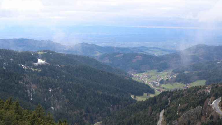 Dieses Bild zeigt eine Webcam-Aufnahme vom Achertal, aufgenommen am Samstag, den 04.04.2026 um 16:20 Uhr. Die Temperatur betrug 7.6°C.