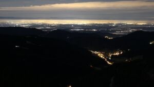 Dieses Bild zeigt eine Webcam-Aufnahme vom Achertal, aufgenommen am Samstag, den 29.11.2025 um 22:00 Uhr. Die Temperatur betrug 6.9°C.