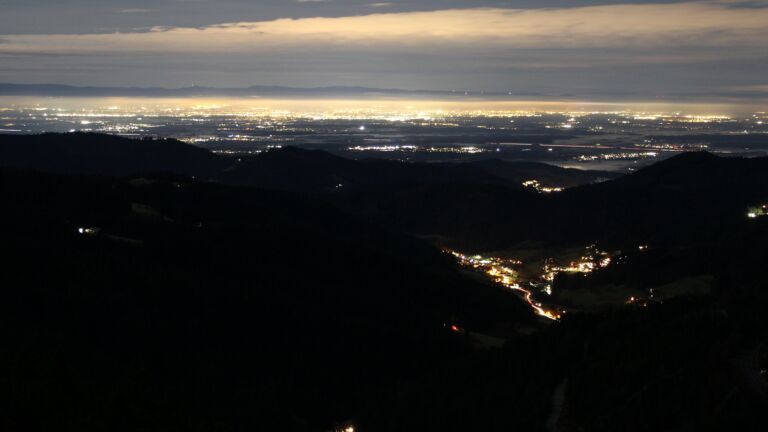 Dieses Bild zeigt eine Webcam-Aufnahme vom Achertal, aufgenommen am Samstag, den 29.11.2025 um 22:00 Uhr. Die Temperatur betrug 6.9°C.