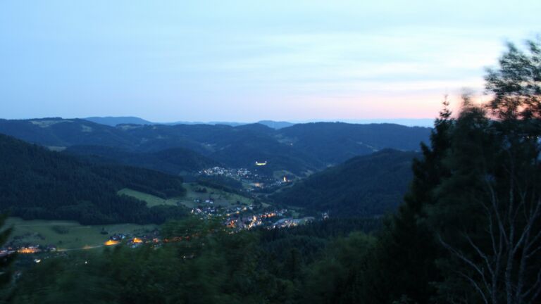 Dieses Bild zeigt eine Webcam-Aufnahme vom Achertal, aufgenommen am Freitag, den 24.07.2026 um 21:50 Uhr. Die Temperatur betrug 20.5°C.