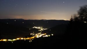 Dieses Bild zeigt eine Webcam-Aufnahme vom Achertal, aufgenommen am Samstag, den 11.07.2026 um 23:20 Uhr. Die Temperatur betrug 22.7°C.