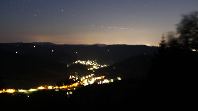 Dieses Bild zeigt eine Webcam-Aufnahme vom Achertal, aufgenommen am Samstag, den 11.07.2026 um 23:20 Uhr. Die Temperatur betrug 22.7°C.