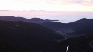 Dieses Bild zeigt eine Webcam-Aufnahme vom Achertal, aufgenommen am Mittwoch, den 25.02.2026 um 18:30 Uhr. Die Temperatur betrug 10.7°C.