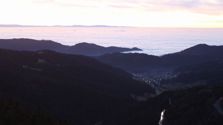 Dieses Bild zeigt eine Webcam-Aufnahme vom Achertal, aufgenommen am Mittwoch, den 25.02.2026 um 18:30 Uhr. Die Temperatur betrug 10.7°C.