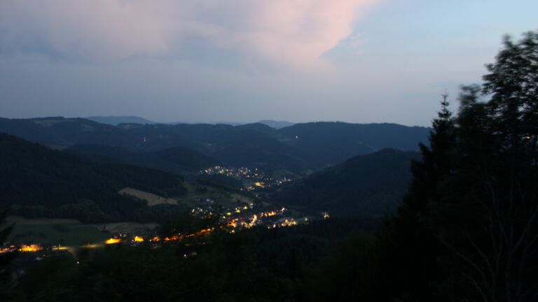 Dieses Bild zeigt eine Webcam-Aufnahme vom Achertal, aufgenommen am Freitag, den 26.06.2026 um 22:30 Uhr. Die Temperatur betrug 29.7°C.