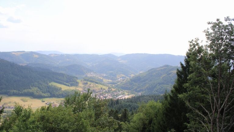 Dieses Bild zeigt eine Webcam-Aufnahme vom Achertal, aufgenommen am Montag, den 10.08.2026 um 16:40 Uhr. Die Temperatur betrug 33°C.
