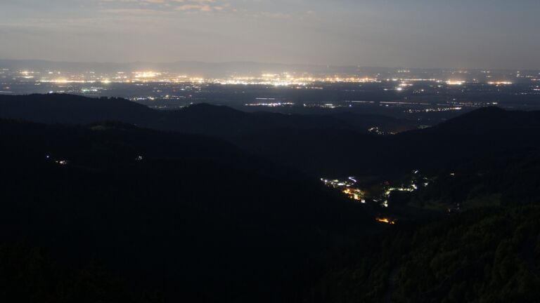 Dieses Bild zeigt eine Webcam-Aufnahme vom Achertal, aufgenommen am Montag, den 12.05.2025 um 03:50 Uhr. Die Temperatur betrug 9.8°C.