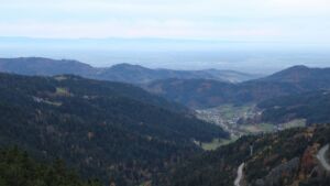 Dieses Bild zeigt eine Webcam-Aufnahme vom Achertal, aufgenommen am Freitag, den 31.10.2025 um 17:00 Uhr. Die Temperatur betrug 10.5°C.