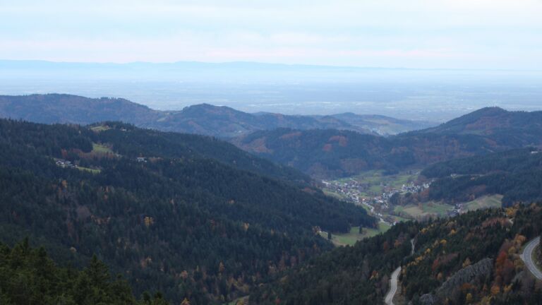 Dieses Bild zeigt eine Webcam-Aufnahme vom Achertal, aufgenommen am Freitag, den 31.10.2025 um 17:00 Uhr. Die Temperatur betrug 10.5°C.