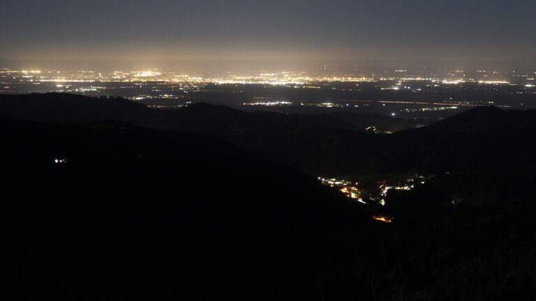 Dieses Bild zeigt eine Webcam-Aufnahme vom Achertal, aufgenommen am Dienstag, den 07.04.2026 um 04:30 Uhr. Die Temperatur betrug 6.4°C.