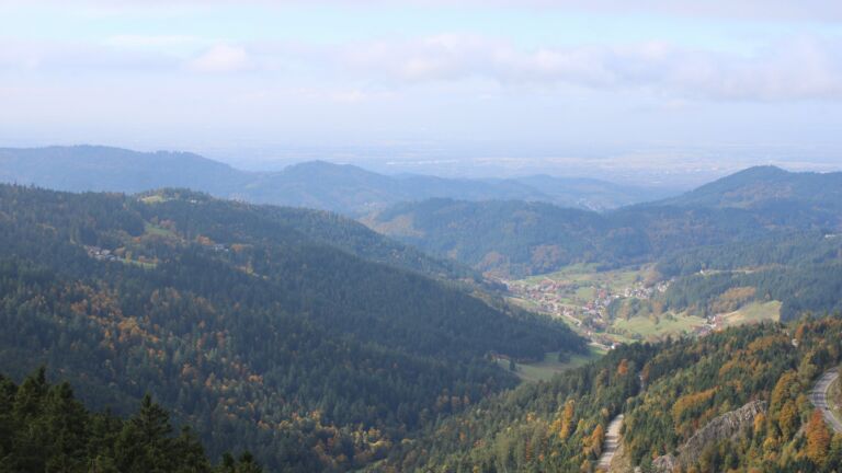 Dieses Bild zeigt eine Webcam-Aufnahme vom Achertal, aufgenommen am Montag, den 13.10.2025 um 13:20 Uhr. Die Temperatur betrug 8.6°C.