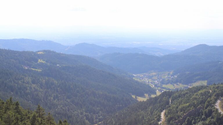 Dieses Bild zeigt eine Webcam-Aufnahme vom Achertal, aufgenommen am Samstag, den 12.07.2025 um 17:50 Uhr. Die Temperatur betrug 18.9°C.