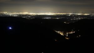 Dieses Bild zeigt eine Webcam-Aufnahme vom Achertal, aufgenommen am Donnerstag, den 18.12.2025 um 23:00 Uhr. Die Temperatur betrug 7.4°C.