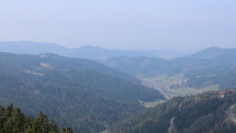 Dieses Bild zeigt eine Webcam-Aufnahme vom Achertal, aufgenommen am Sonntag, den 22.03.2026 um 12:10 Uhr. Die Temperatur betrug 4.6°C.