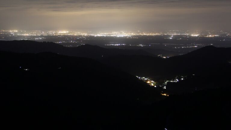 Dieses Bild zeigt eine Webcam-Aufnahme vom Achertal, aufgenommen am Donnerstag, den 22.05.2025 um 22:50 Uhr. Die Temperatur betrug 6.2°C.