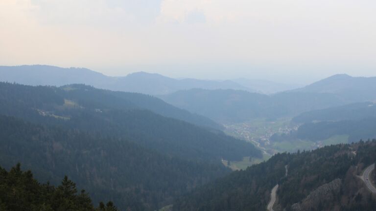 Dieses Bild zeigt eine Webcam-Aufnahme vom Achertal, aufgenommen am Samstag, den 21.03.2026 um 14:40 Uhr. Die Temperatur betrug 6.5°C.