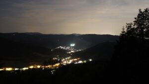 Dieses Bild zeigt eine Webcam-Aufnahme vom Achertal, aufgenommen am Samstag, den 20.06.2026 um 23:50 Uhr. Die Temperatur betrug 26.5°C.