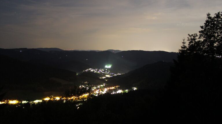 Dieses Bild zeigt eine Webcam-Aufnahme vom Achertal, aufgenommen am Samstag, den 20.06.2026 um 23:50 Uhr. Die Temperatur betrug 26.5°C.