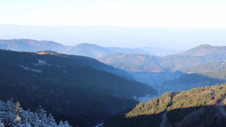 Dieses Bild zeigt eine Webcam-Aufnahme vom Achertal, aufgenommen am Samstag, den 27.12.2025 um 09:50 Uhr. Die Temperatur betrug 2.7°C.