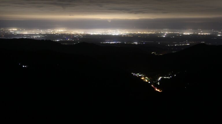 Dieses Bild zeigt eine Webcam-Aufnahme vom Achertal, aufgenommen am Samstag, den 18.10.2025 um 04:30 Uhr. Die Temperatur betrug 5.1°C.