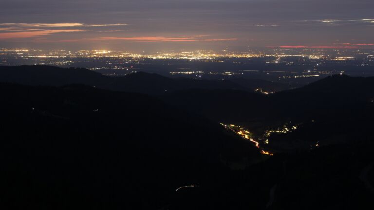 Dieses Bild zeigt eine Webcam-Aufnahme vom Achertal, aufgenommen am Montag, den 04.08.2025 um 22:10 Uhr. Die Temperatur betrug 15.9°C.