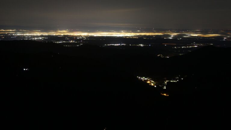 Dieses Bild zeigt eine Webcam-Aufnahme vom Achertal, aufgenommen am Sonntag, den 16.11.2025 um 05:40 Uhr. Die Temperatur betrug 7.4°C.