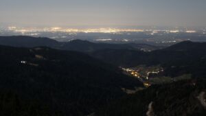 Dieses Bild zeigt eine Webcam-Aufnahme vom Achertal, aufgenommen am Dienstag, den 03.03.2026 um 02:00 Uhr. Die Temperatur betrug 7.9°C.