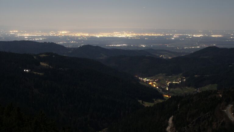 Dieses Bild zeigt eine Webcam-Aufnahme vom Achertal, aufgenommen am Dienstag, den 03.03.2026 um 02:00 Uhr. Die Temperatur betrug 7.9°C.