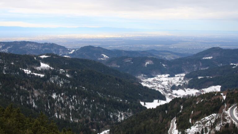 Dieses Bild zeigt eine Webcam-Aufnahme vom Achertal, aufgenommen am Dienstag, den 13.01.2026 um 10:00 Uhr. Die Temperatur betrug 5.6°C.