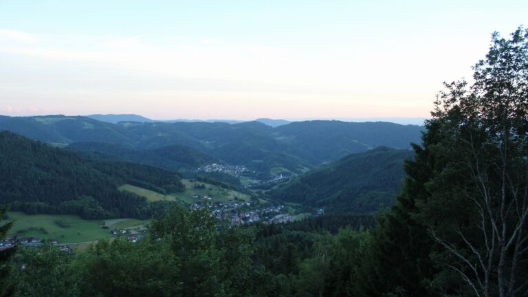 Dieses Bild zeigt eine Webcam-Aufnahme vom Achertal, aufgenommen am Samstag, den 13.06.2026 um 21:20 Uhr. Die Temperatur betrug 18.8°C.