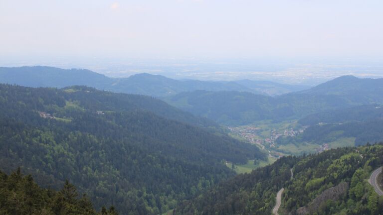 Dieses Bild zeigt eine Webcam-Aufnahme vom Achertal, aufgenommen am Donnerstag, den 08.05.2025 um 12:30 Uhr. Die Temperatur betrug 9°C.