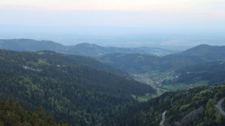 Dieses Bild zeigt eine Webcam-Aufnahme vom Achertal, aufgenommen am Dienstag, den 28.04.2026 um 06:30 Uhr. Die Temperatur betrug 9.4°C.