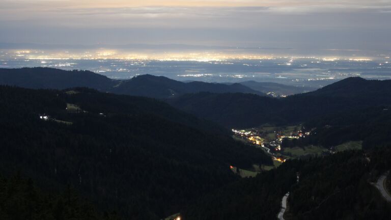 Dieses Bild zeigt eine Webcam-Aufnahme vom Achertal, aufgenommen am Mittwoch, den 03.12.2025 um 02:30 Uhr. Die Temperatur betrug 4.6°C.