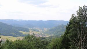 Dieses Bild zeigt eine Webcam-Aufnahme vom Achertal, aufgenommen am Sonntag, den 26.07.2026 um 13:30 Uhr. Die Temperatur betrug 23.5°C.
