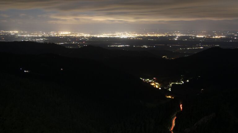 Dieses Bild zeigt eine Webcam-Aufnahme vom Achertal, aufgenommen am Donnerstag, den 11.09.2025 um 23:30 Uhr. Die Temperatur betrug 10.4°C.