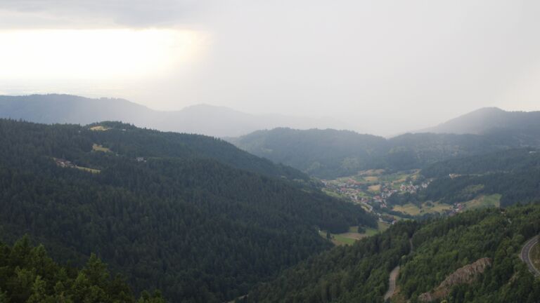 Dieses Bild zeigt eine Webcam-Aufnahme vom Achertal, aufgenommen am Donnerstag, den 26.06.2025 um 17:20 Uhr. Die Temperatur betrug 17.1°C.