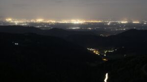 Dieses Bild zeigt eine Webcam-Aufnahme vom Achertal, aufgenommen am Mittwoch, den 29.04.2026 um 02:00 Uhr. Die Temperatur betrug 8.3°C.