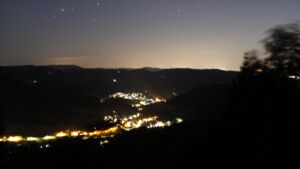 Dieses Bild zeigt eine Webcam-Aufnahme vom Achertal, aufgenommen am Freitag, den 07.08.2026 um 22:30 Uhr. Die Temperatur betrug 19°C.