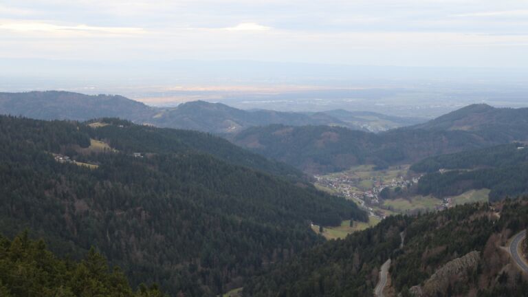 Dieses Bild zeigt eine Webcam-Aufnahme vom Achertal, aufgenommen am Freitag, den 19.12.2025 um 09:00 Uhr. Die Temperatur betrug 6.9°C.