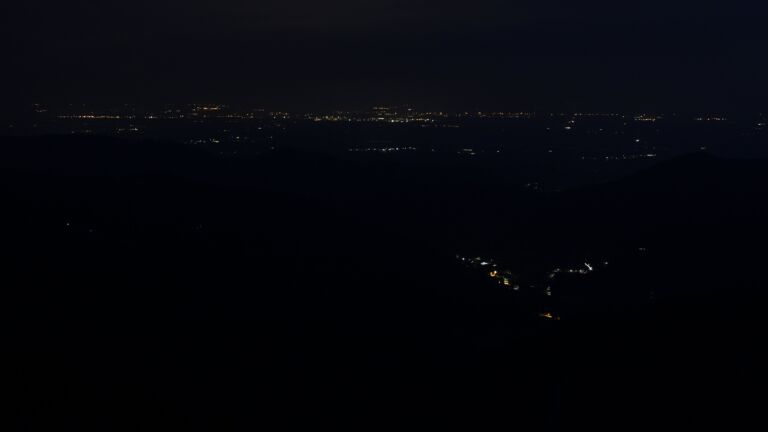Dieses Bild zeigt eine Webcam-Aufnahme vom Achertal, aufgenommen am Montag, den 23.06.2025 um 04:10 Uhr. Die Temperatur betrug 16.5°C.