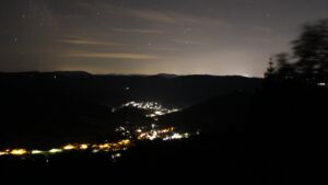 Dieses Bild zeigt eine Webcam-Aufnahme vom Achertal, aufgenommen am Montag, den 20.07.2026 um 01:00 Uhr. Die Temperatur betrug 14.2°C.