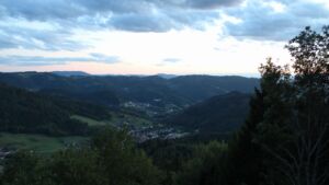 Dieses Bild zeigt eine Webcam-Aufnahme vom Achertal, aufgenommen am Freitag, den 04.09.2026 um 20:20 Uhr. Die Temperatur betrug 24.8°C.